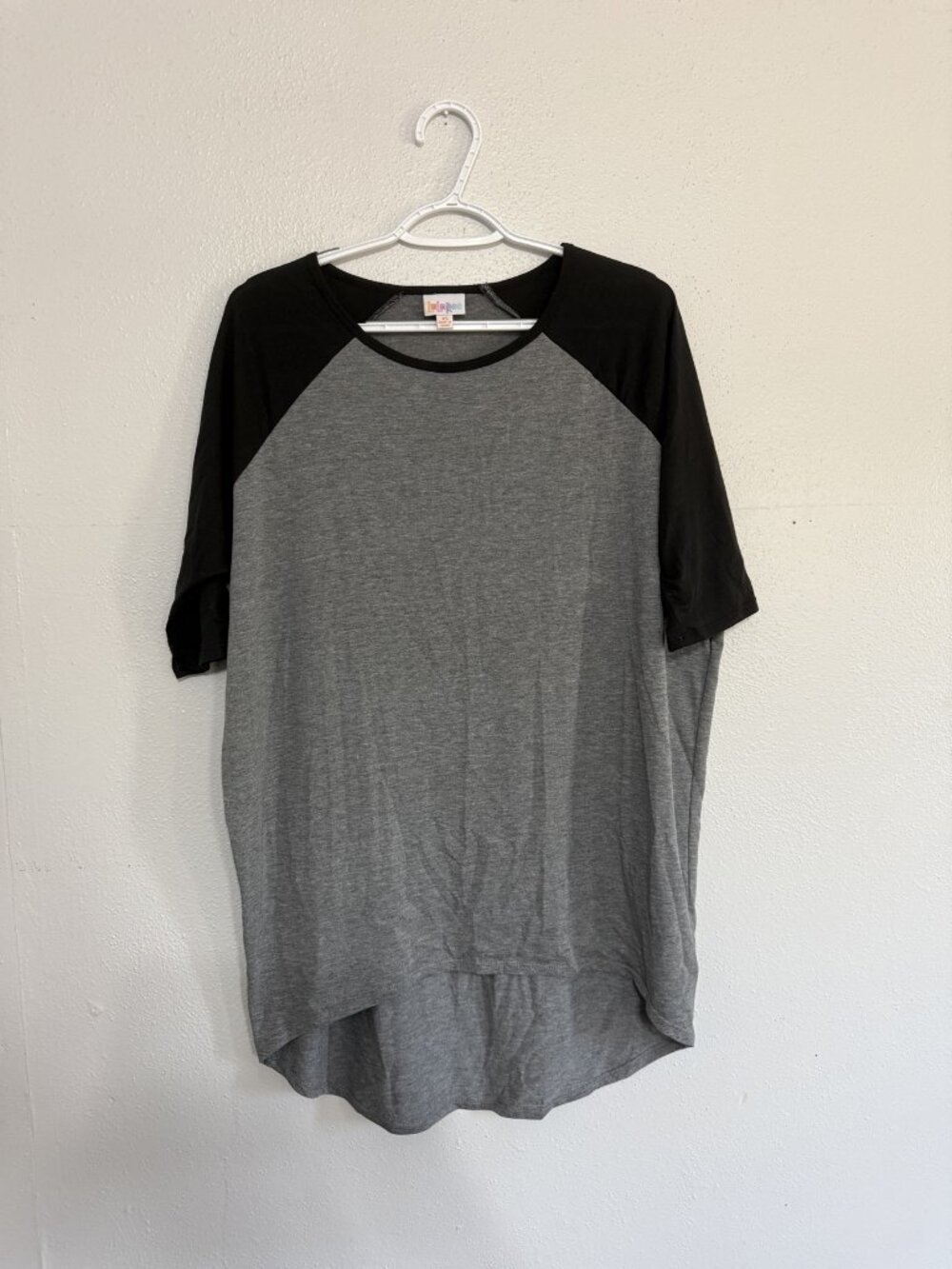 NWOT LuLaRoe Randy Grey Black Raglan Top XS 🖤